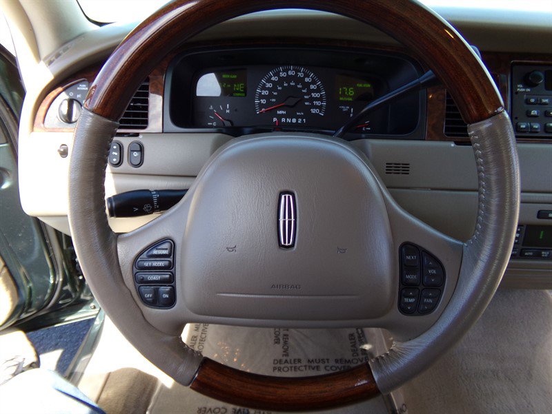 Used 2002 Lincoln Town Car Signature RWD image 38