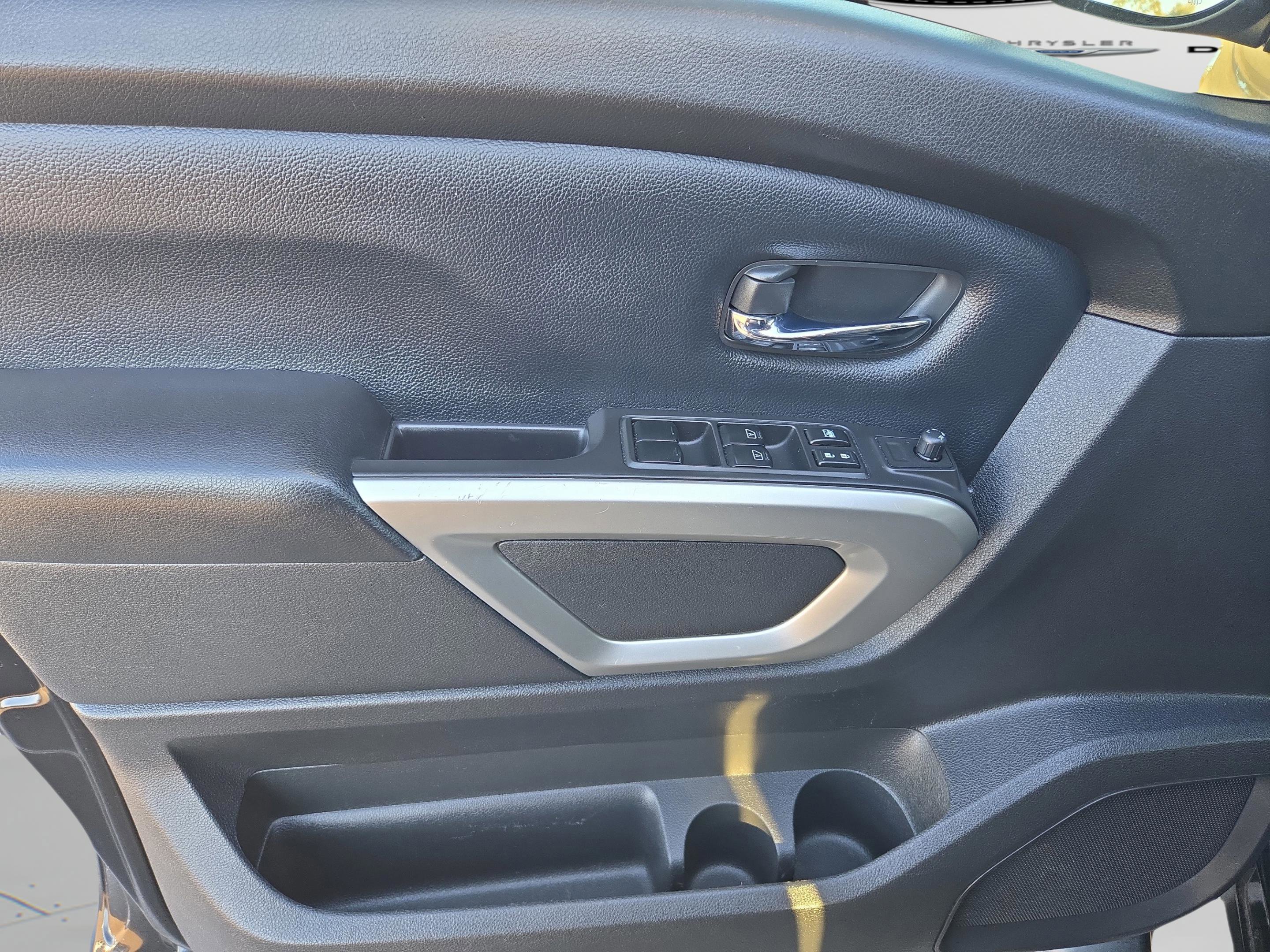 Used 2021 Nissan Titan SV w/ SV Convenience Package image 27