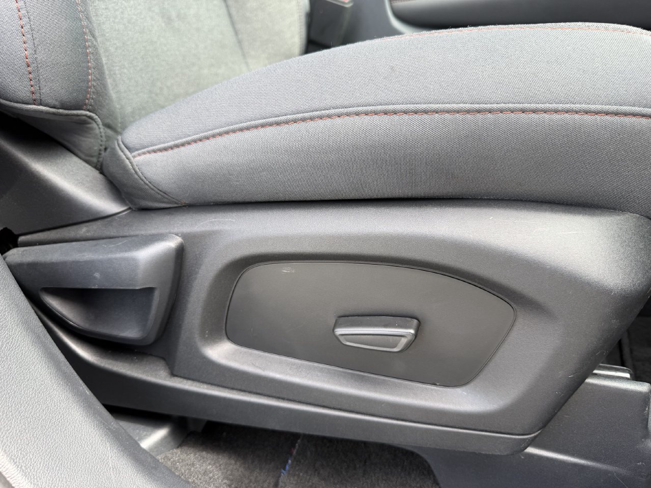Used 2025 Ford Explorer Active RWD image 26