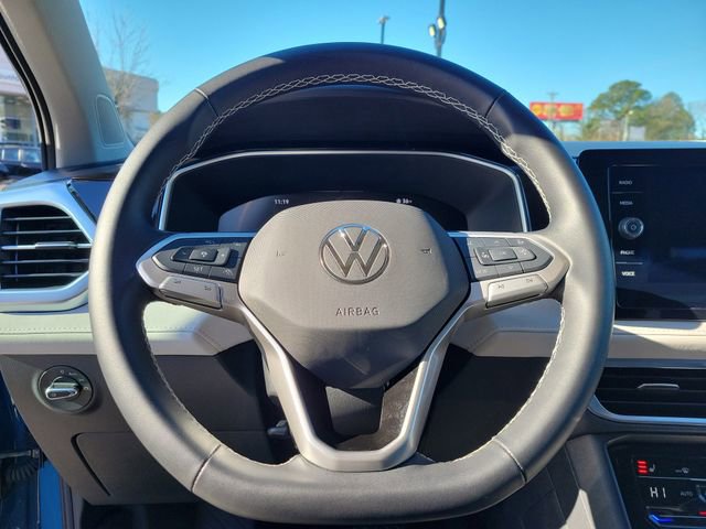 Certified 2025 Volkswagen Taos SE image 22