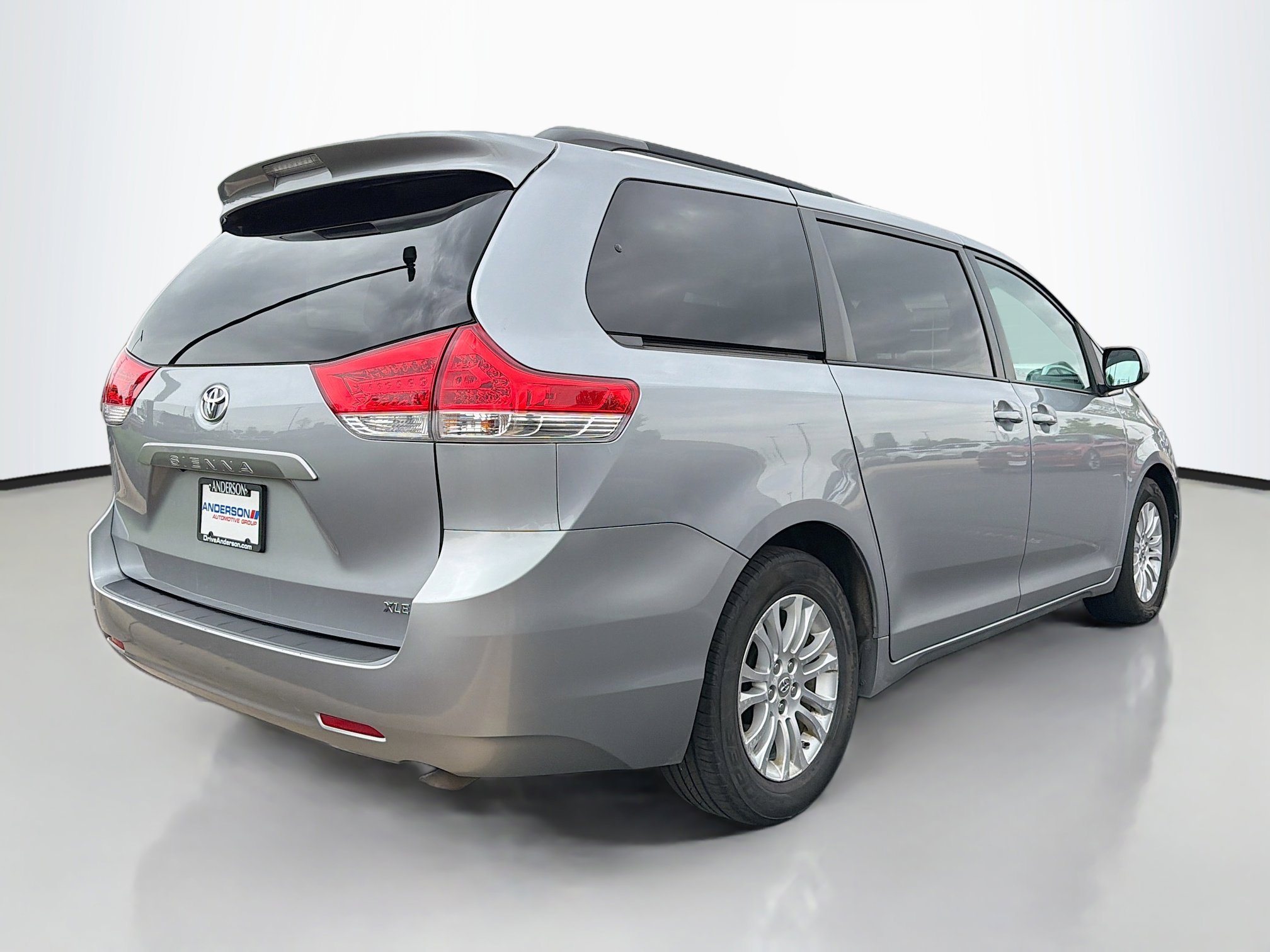 Used 2012 Toyota Sienna XLE FWD image 2