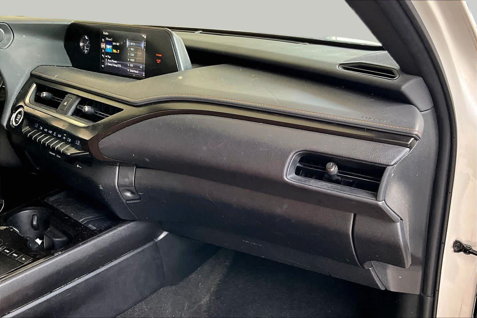 Used 2019 Lexus UX 200 FWD image 16