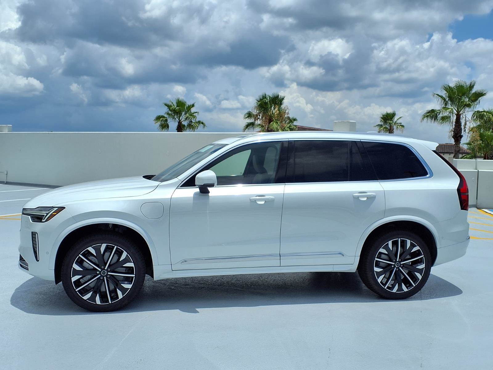 New 2026 Volvo XC90 T8 Plus w/ Protection Package Premier AWD/4WD image 4
