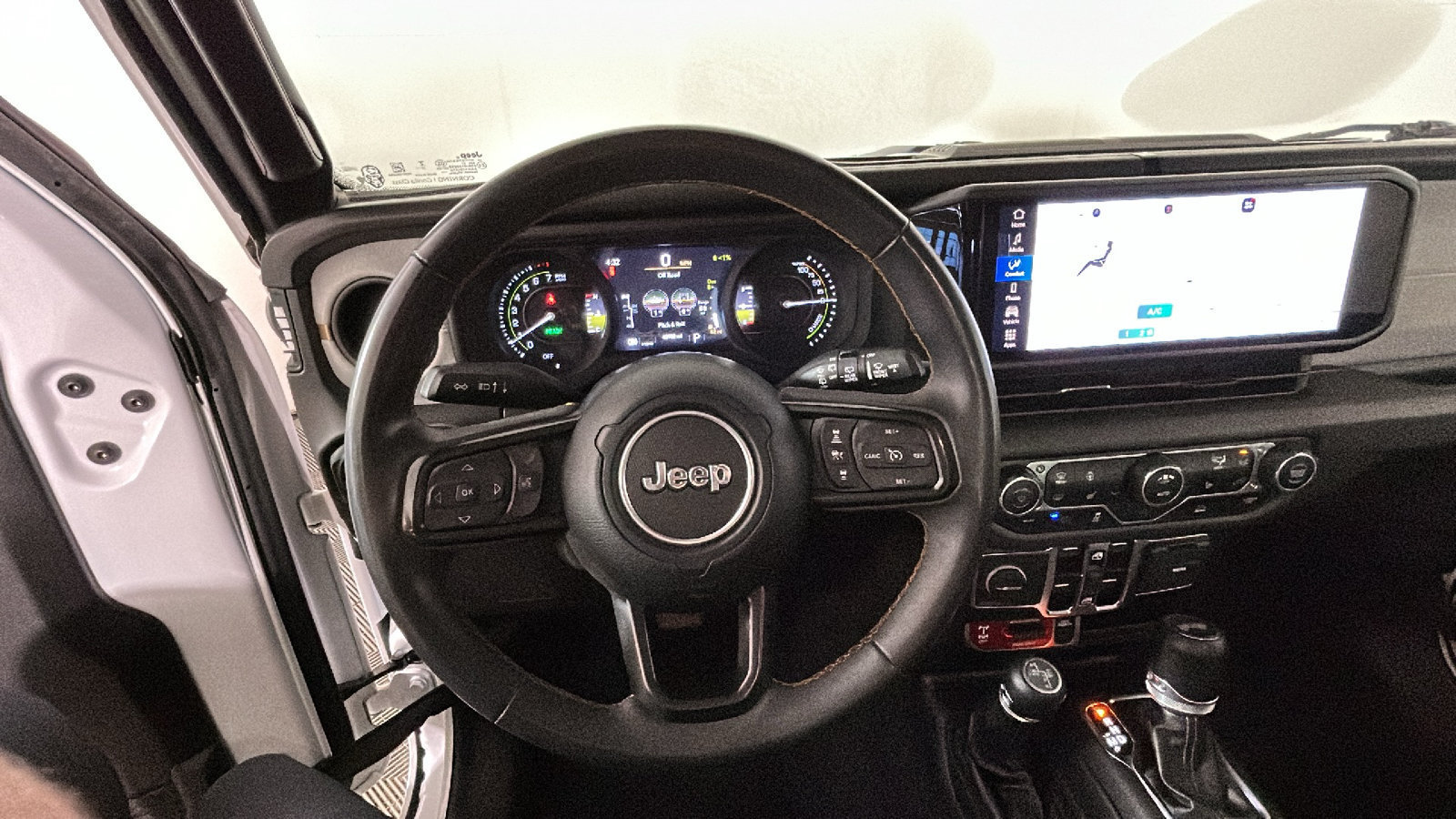 Used 2024 Jeep Wrangler Unlimited AWD/4WD image 17