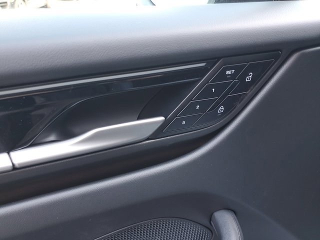 Used 2025 Porsche Macan Electric image 27