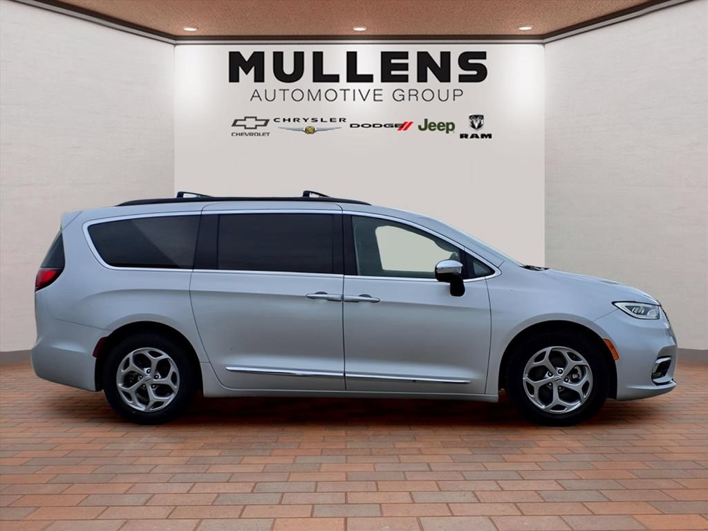 Used 2023 Chrysler Pacifica Limited FWD image 4