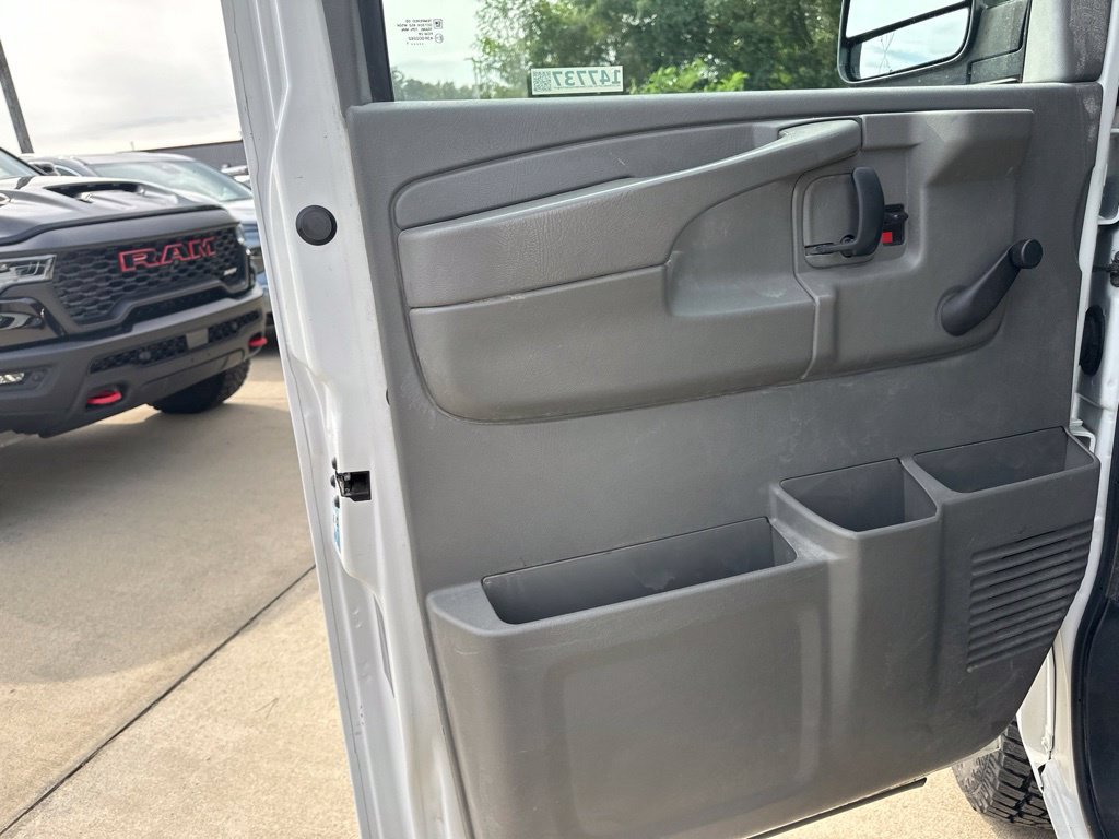 Used 2011 Chevrolet Express 3500 RWD image 24