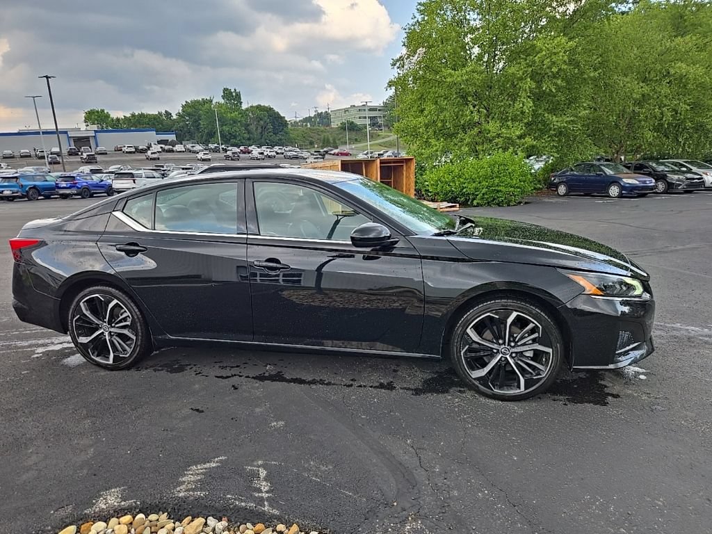 Used 2024 Nissan Altima 2.5 SR FWD image 2