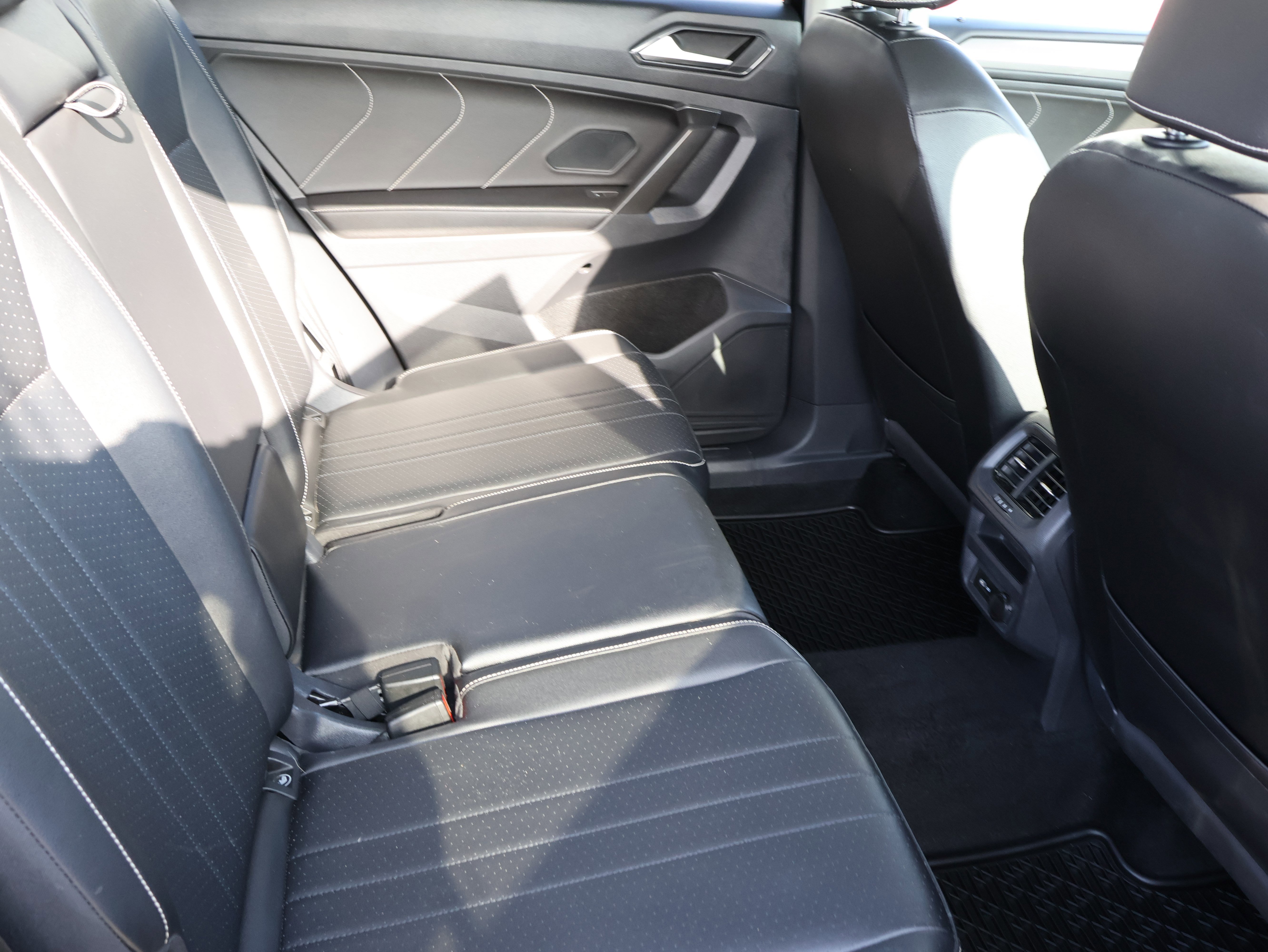 Used 2022 Volkswagen Tiguan SE w/ Panoramic Sunroof Package image 13