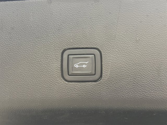 Used 2022 Chevrolet Traverse LT image 16