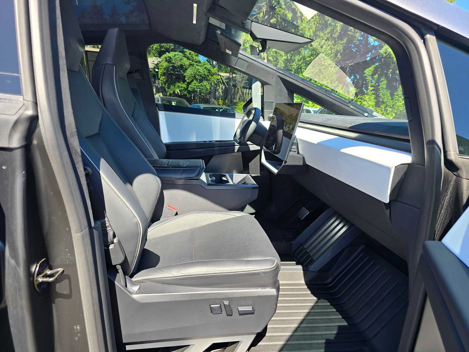 Used 2024 Tesla Cybertruck Cyberbeast AWD/4WD image 11