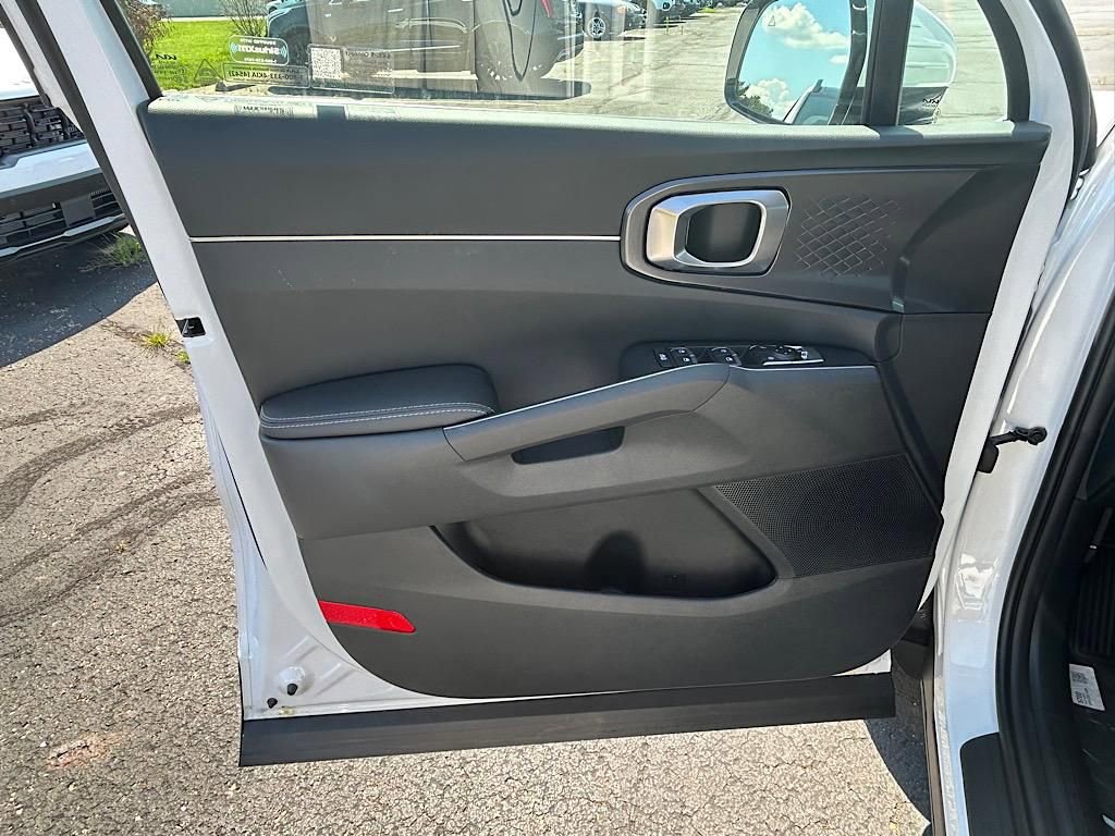 New 2025 Kia Sorento LX image 16