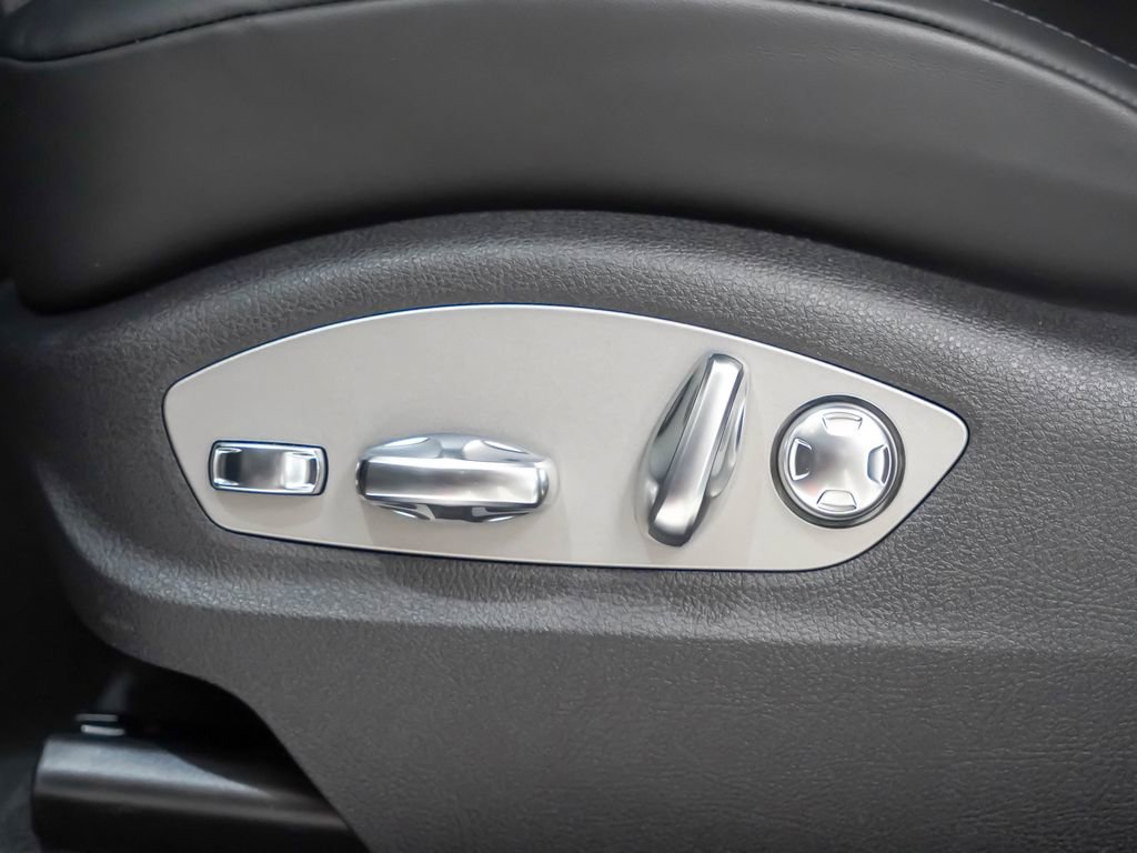Certified 2026 Porsche Macan AWD/4WD image 13