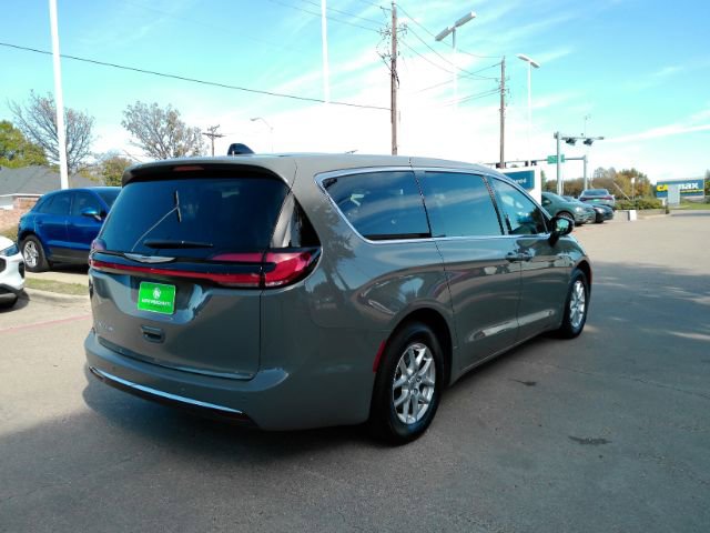 Used 2025 Chrysler Pacifica Select image 6