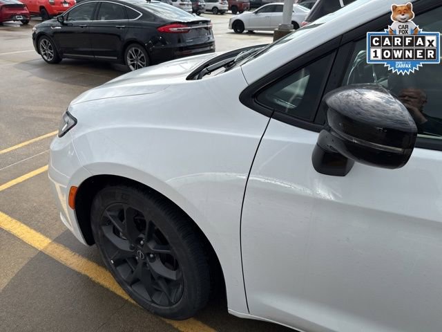 Used 2025 Chrysler Pacifica Limited image 33