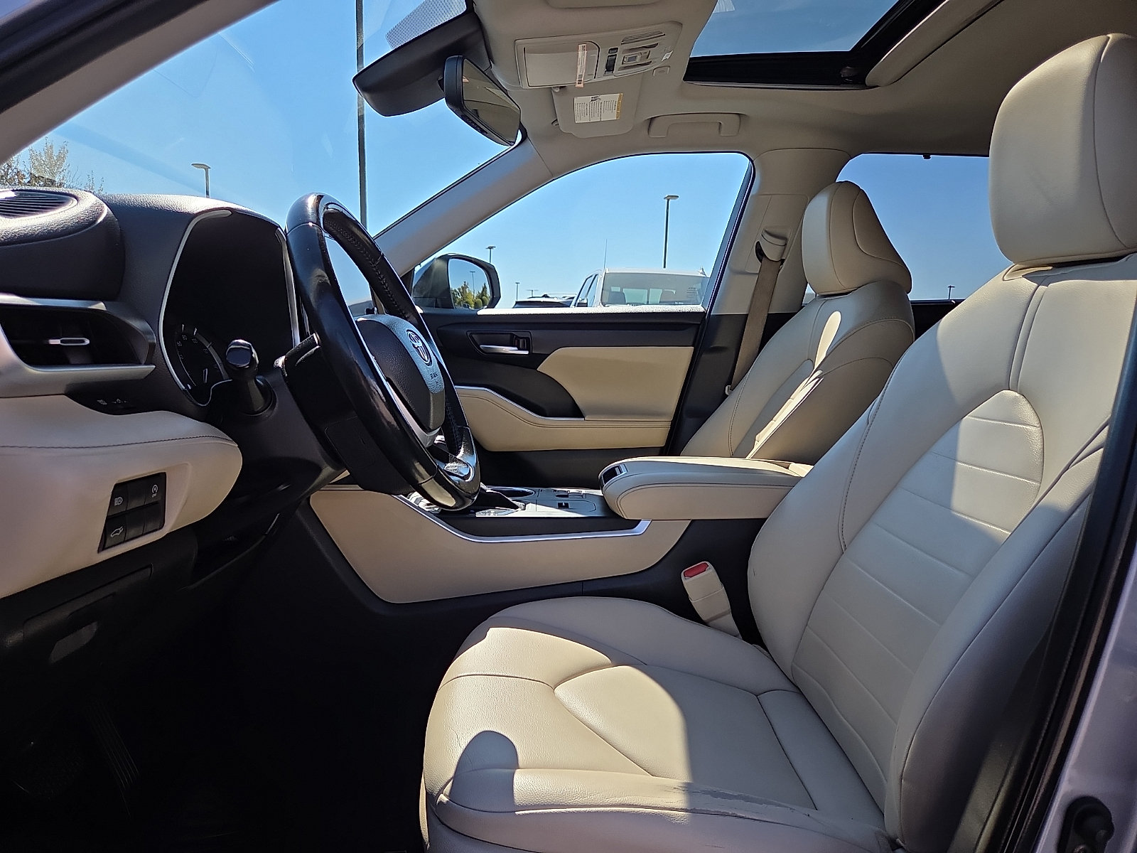 Used 2023 Toyota Highlander XLE FWD image 17