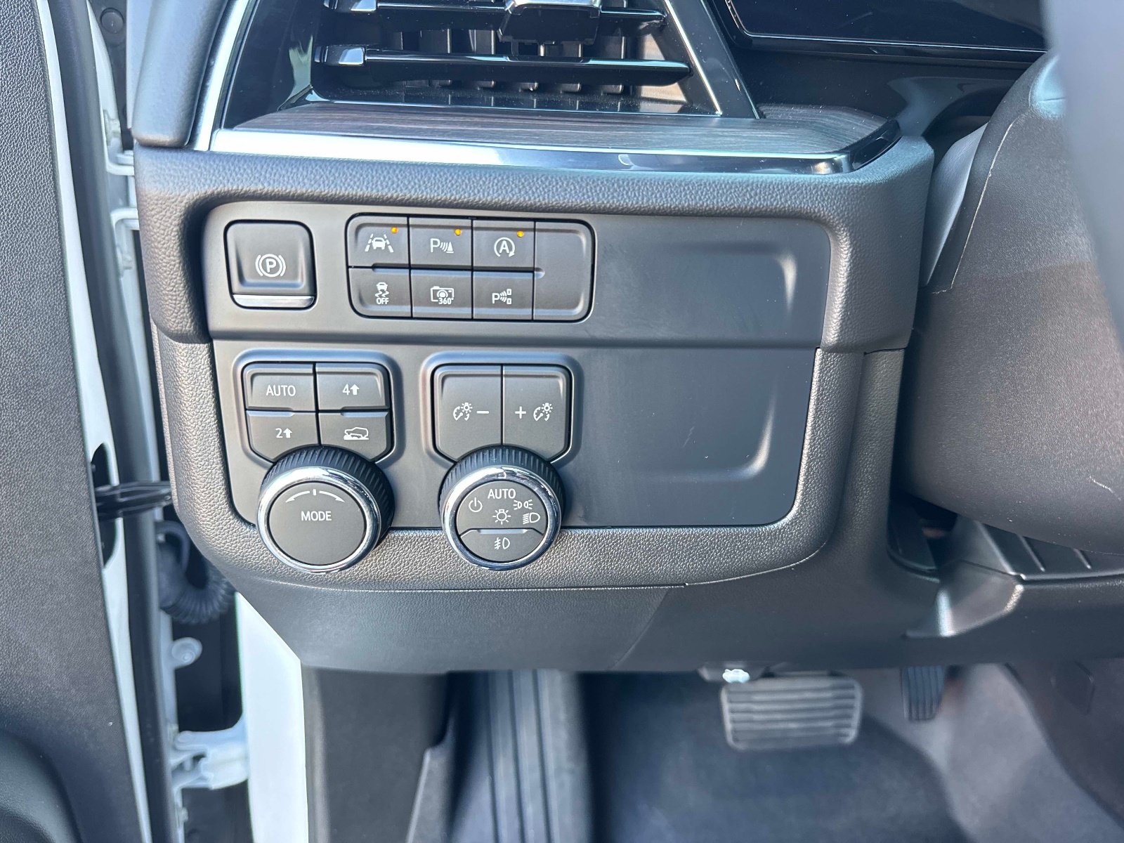 Used 2026 Chevrolet Tahoe LT w/ Comfort Package AWD/4WD image 32