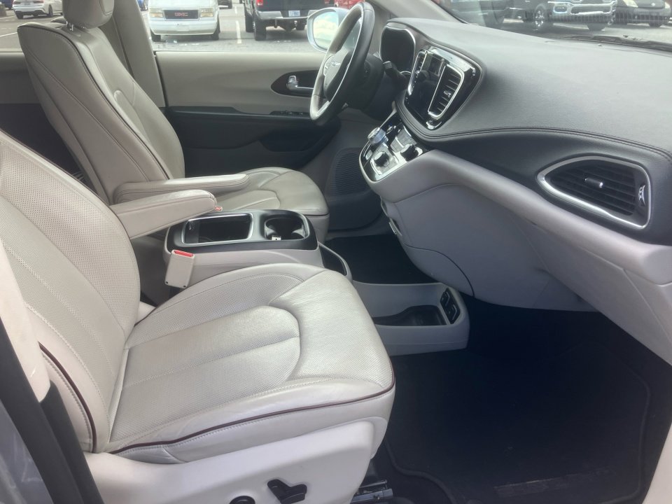 Used 2017 Chrysler Pacifica Limited image 32