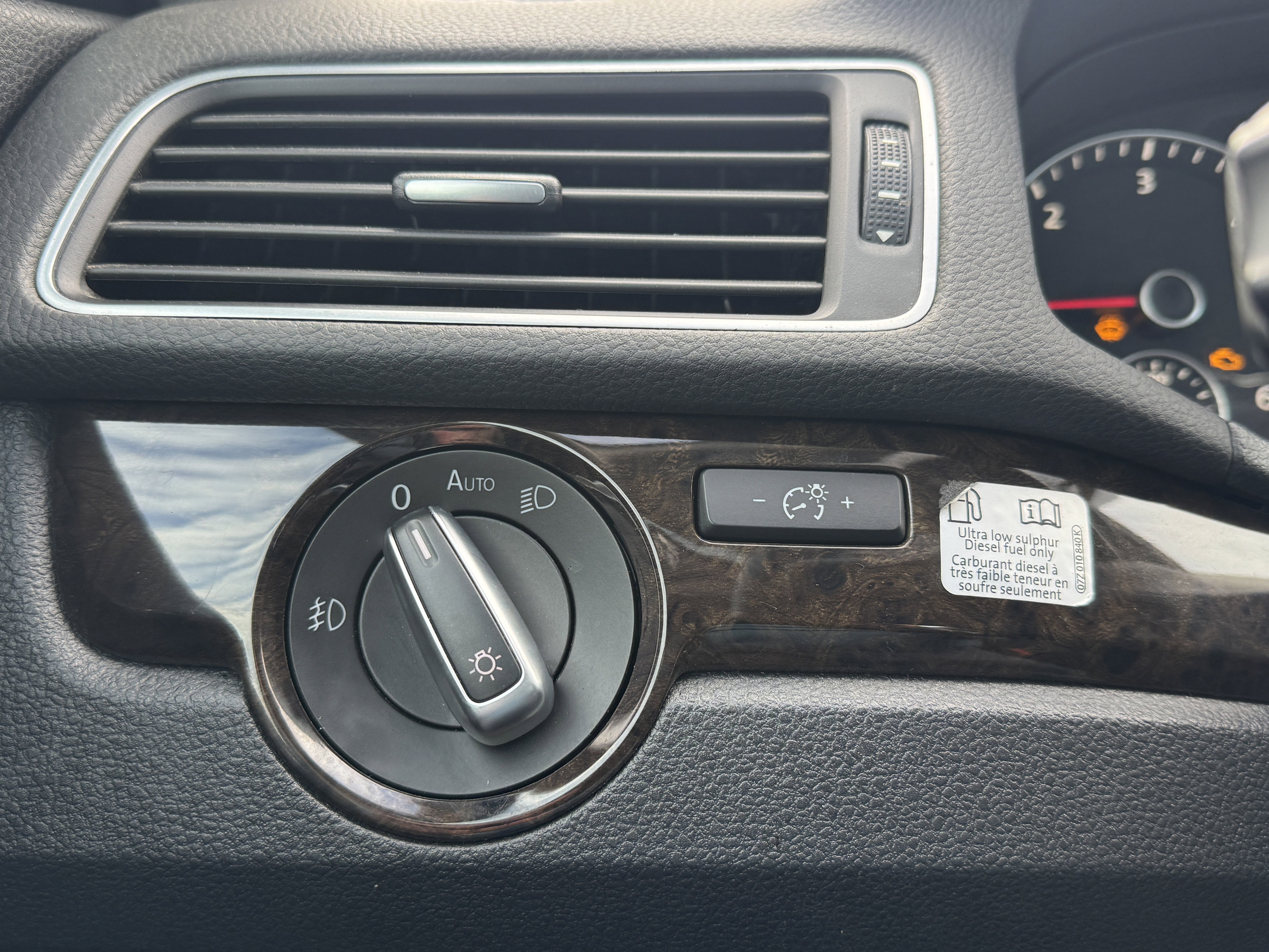 Used 2014 Volkswagen Passat TDI SEL Premium image 33