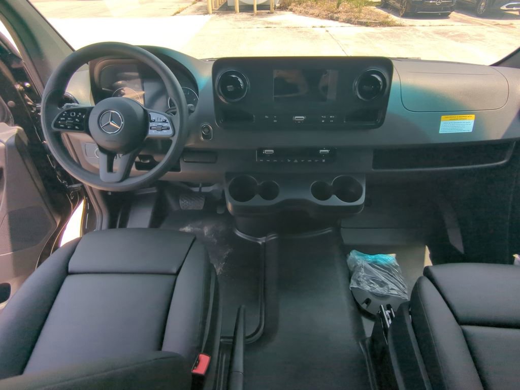 Used 2024 Mercedes-Benz Sprinter 2500 image 2