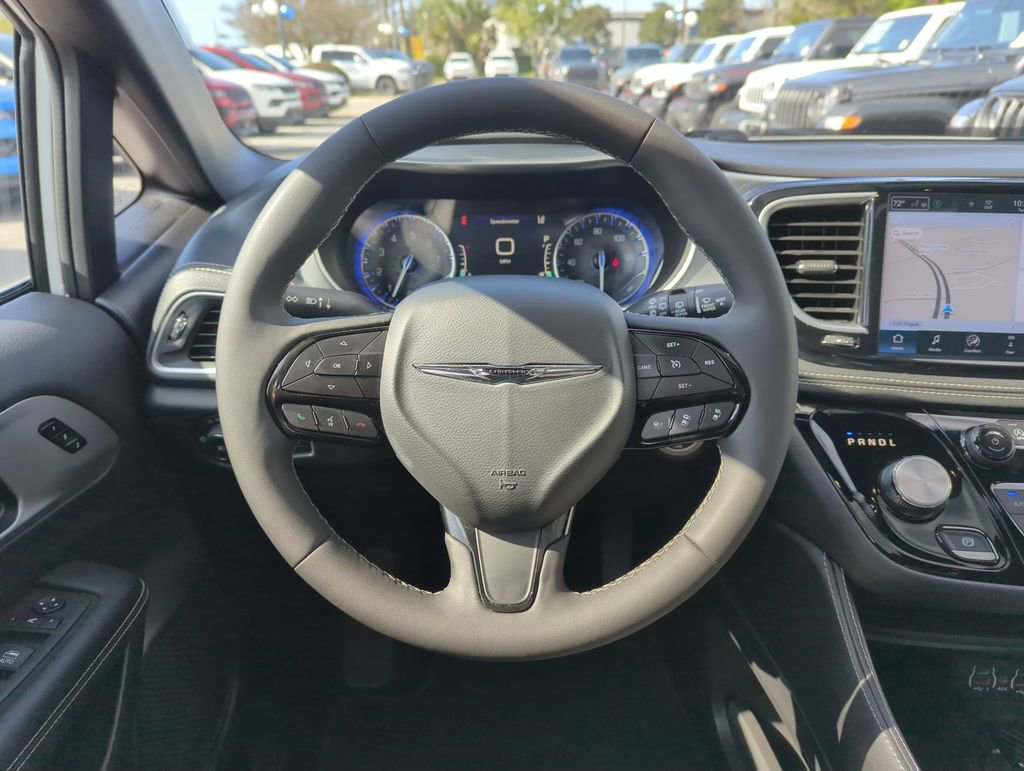Used 2025 Chrysler Pacifica Limited image 15