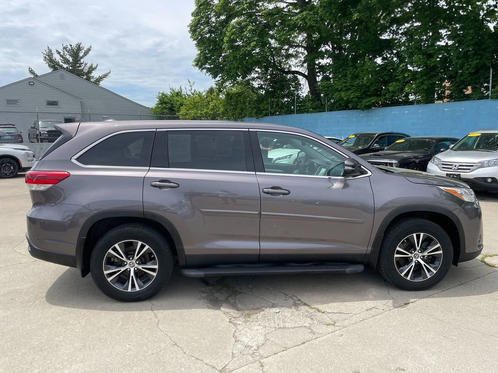 Used 2019 Toyota Highlander Plus AWD/4WD image 4