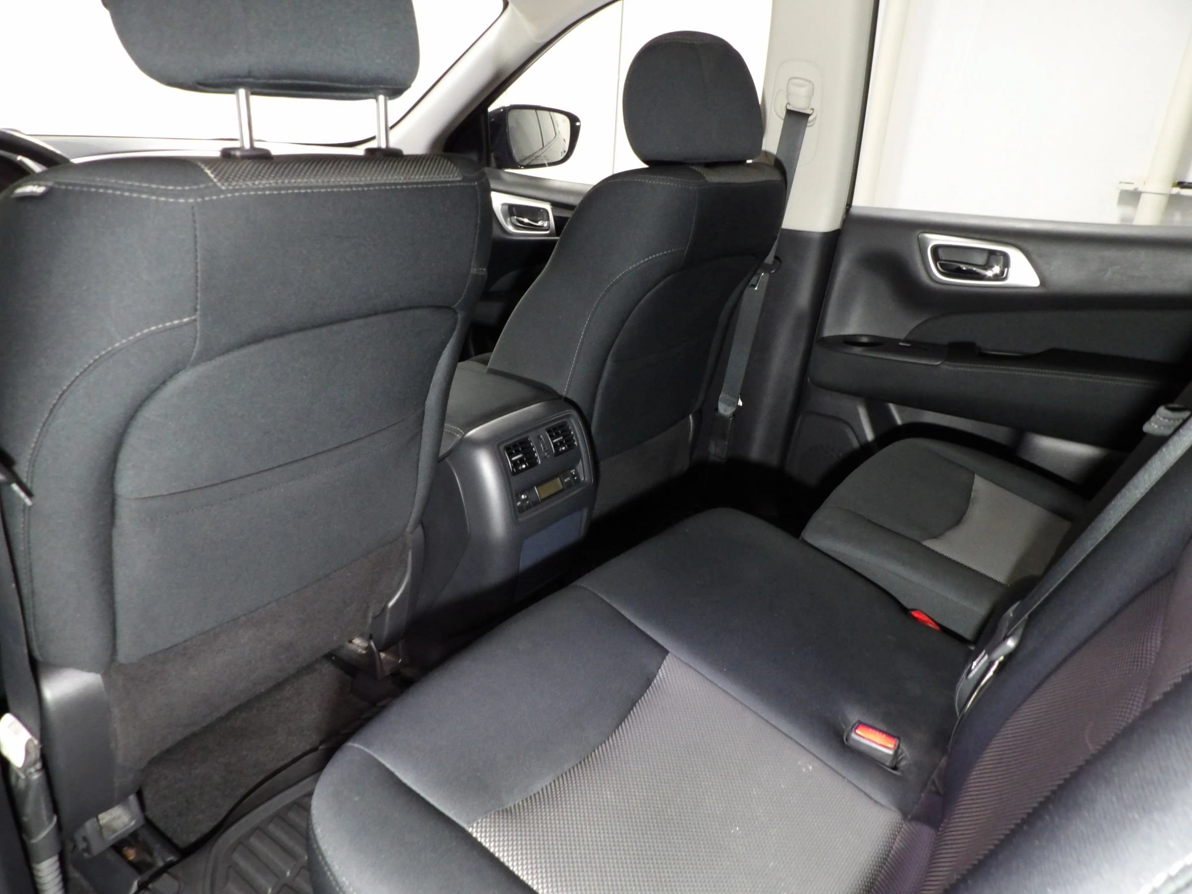 Used 2017 Nissan Pathfinder SV w/ SV Cold Weather Package AWD/4WD image 11