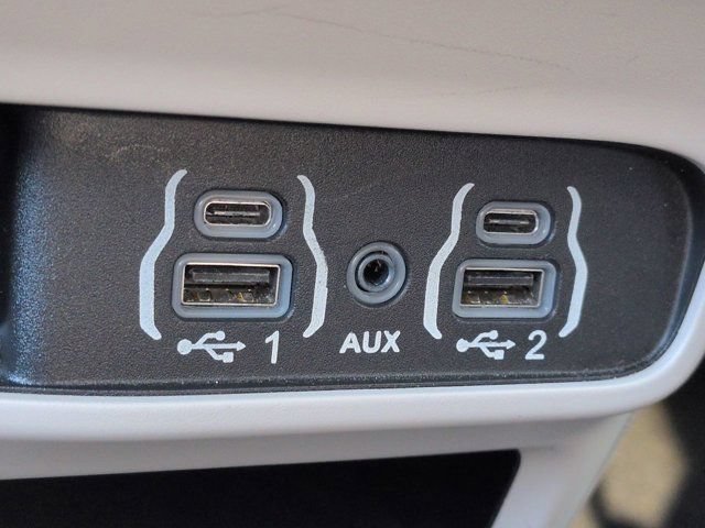Used 2023 Chrysler Pacifica Touring-L FWD image 19