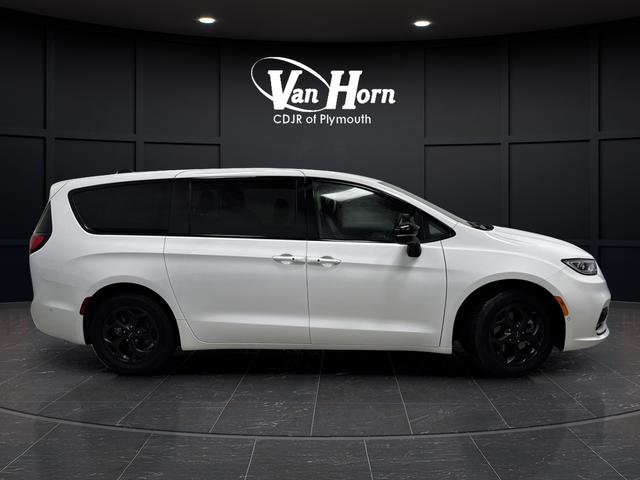 Used 2024 Chrysler Pacifica Select image 2