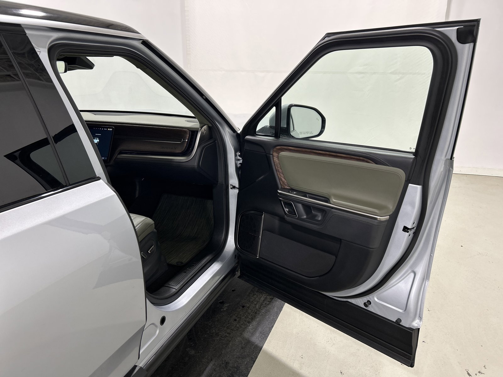 Used 2022 Rivian R1S Launch Edition AWD/4WD image 18