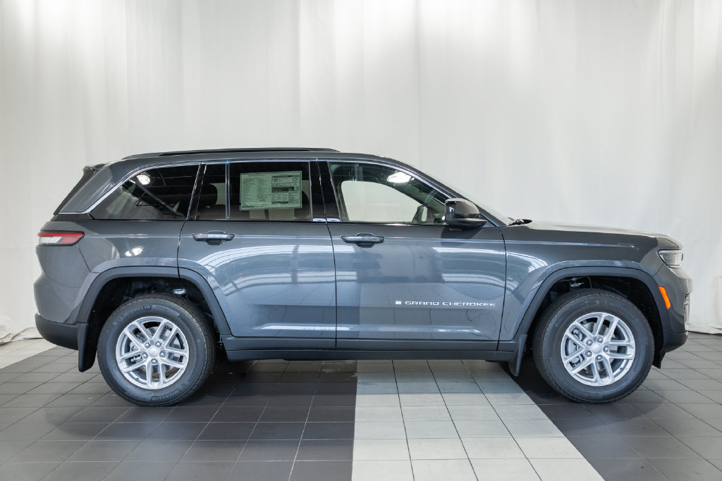 New 2026 Jeep Grand Cherokee Laredo w/ Trailer Tow Package AWD/4WD image 3