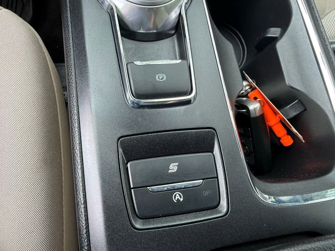 Used 2020 Ford Fusion SE FWD image 29