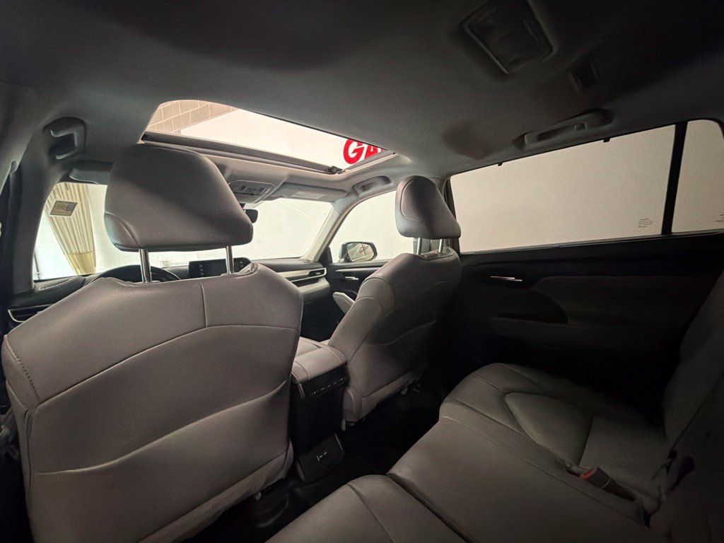 Used 2022 Toyota Highlander XLE AWD/4WD image 16