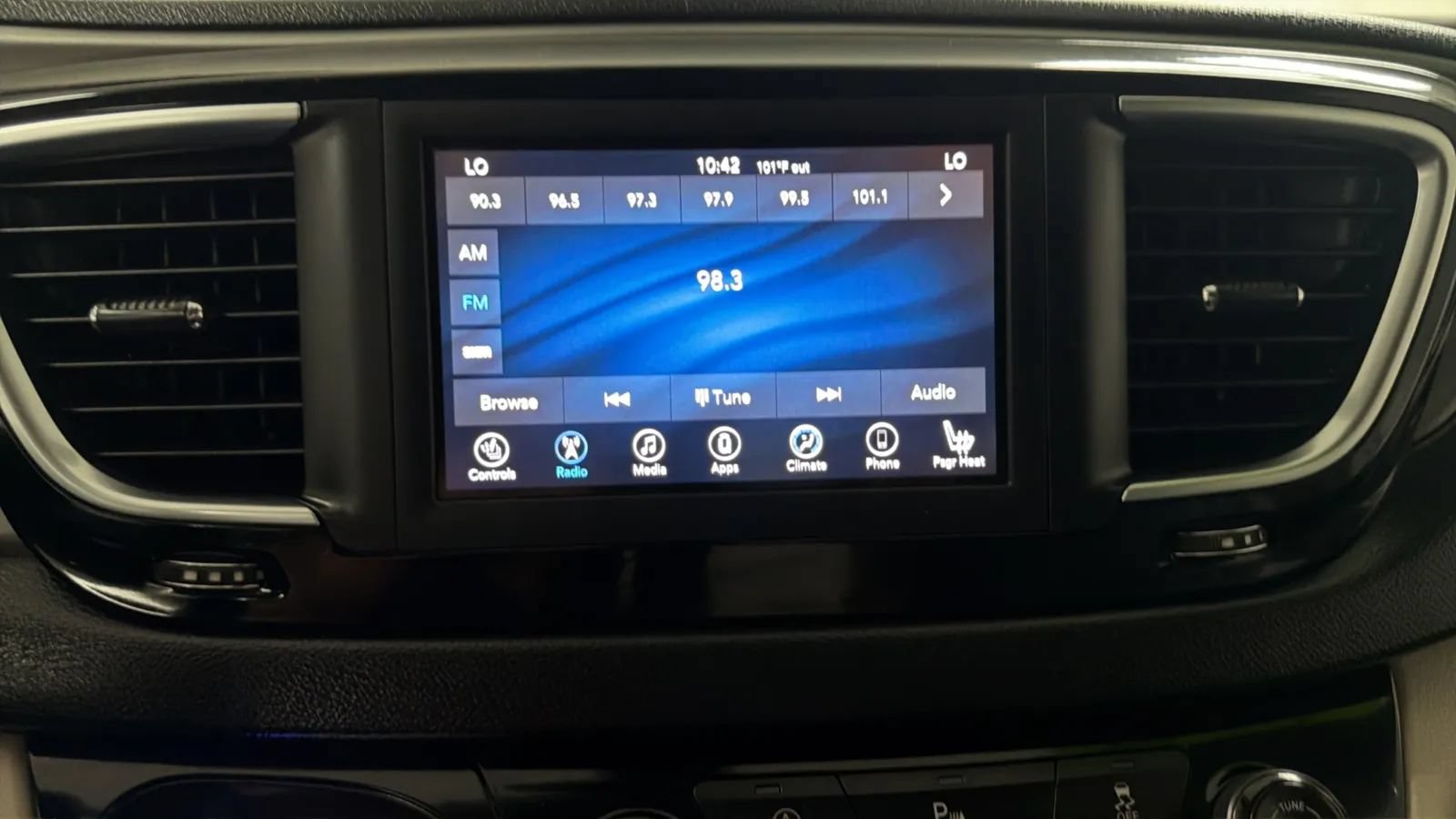 Used 2020 Chrysler Pacifica Touring-L FWD image 13