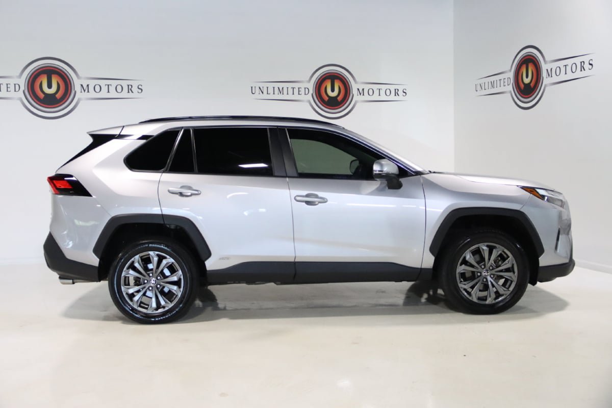 Used 2022 Toyota RAV4 XLE Premium AWD/4WD image 10