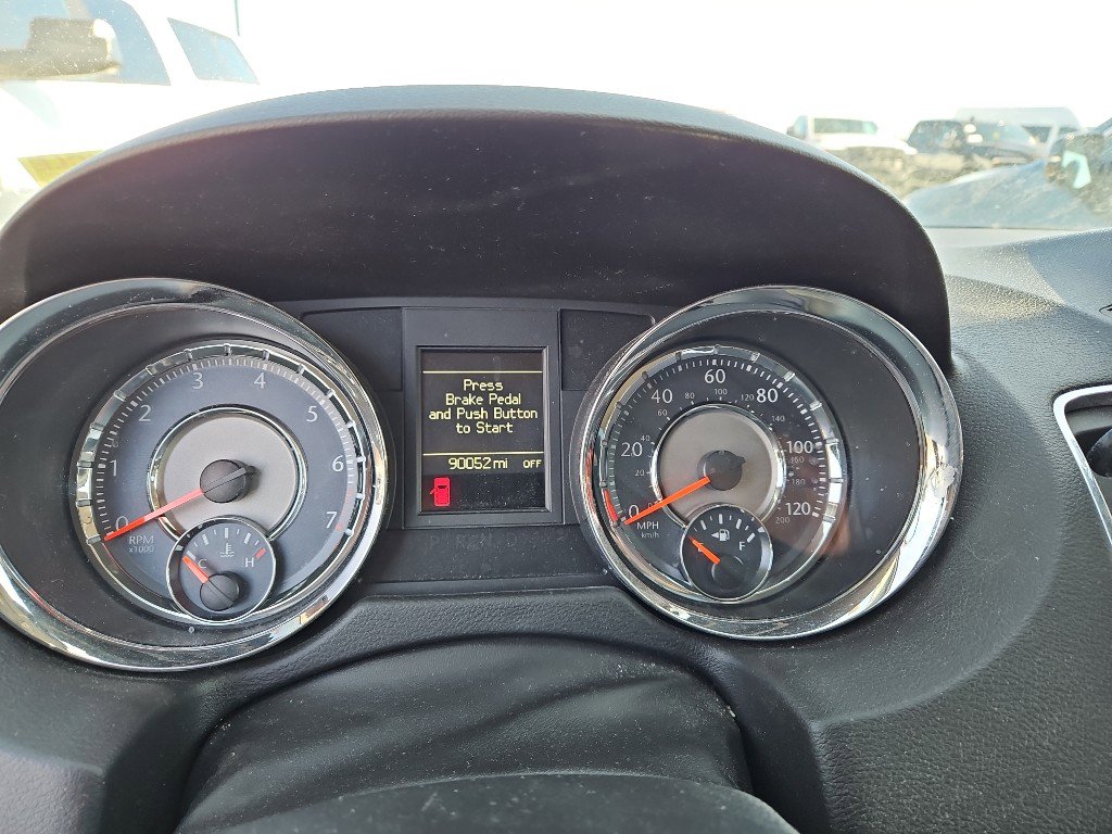 Used 2014 Chrysler Town & Country Touring-L w/ Driver Convenience Group image 9