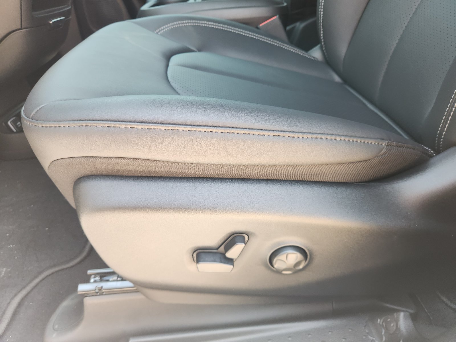 New 2027 Chrysler Pacifica Select w/ Family Tech Group FWD image 20