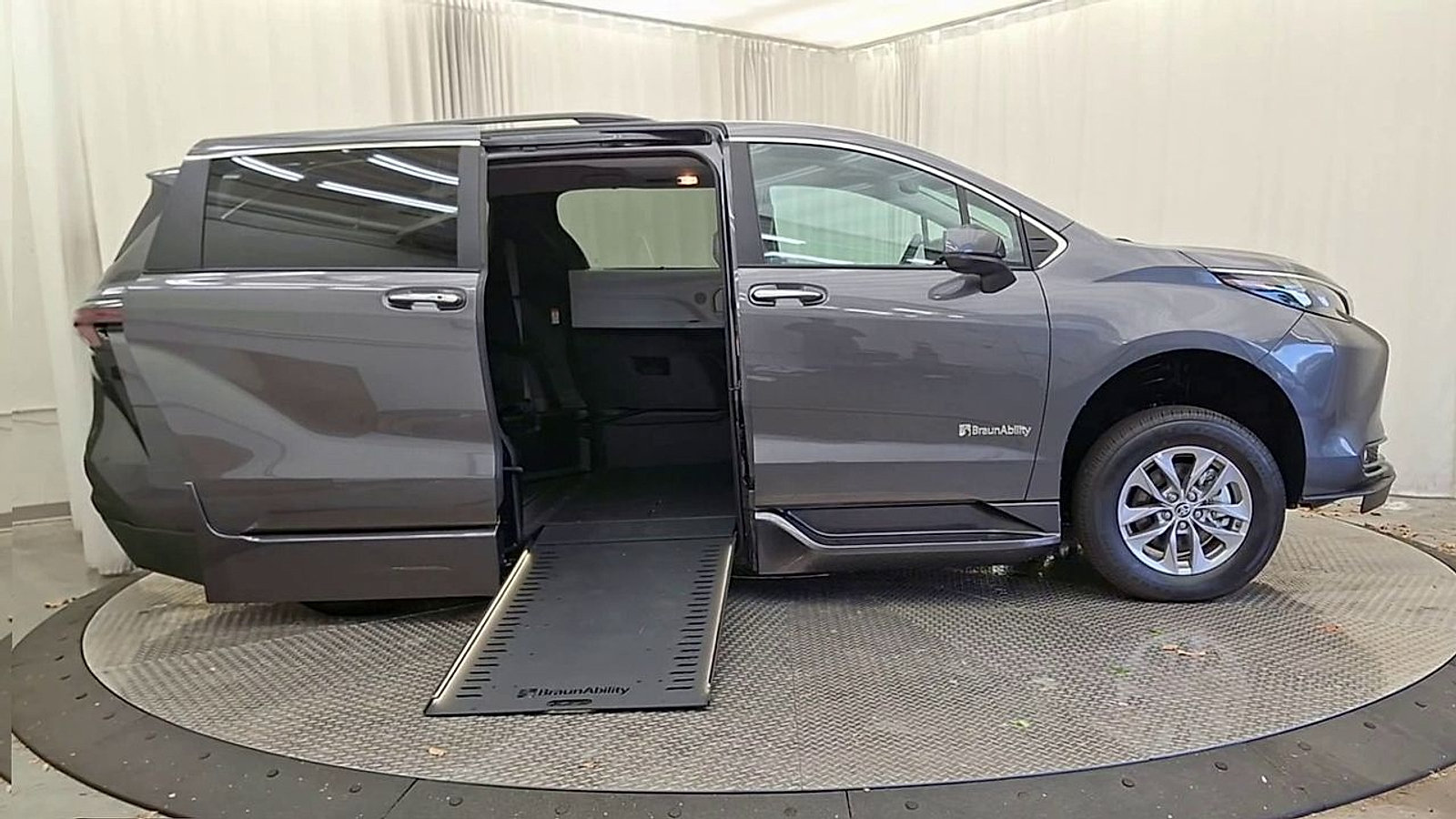 Used 2025 Toyota Sienna XLE w/ XLE Plus Package FWD image 12