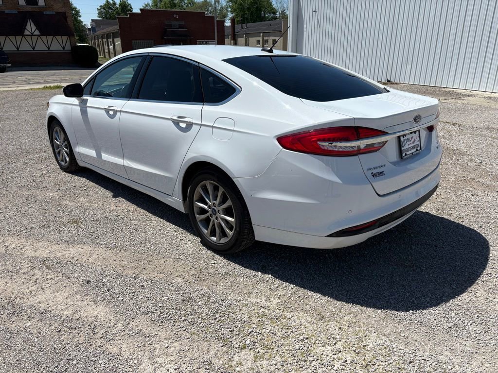 Used 2017 Ford Fusion SE w/ Fusion SE Technology Package FWD image 5