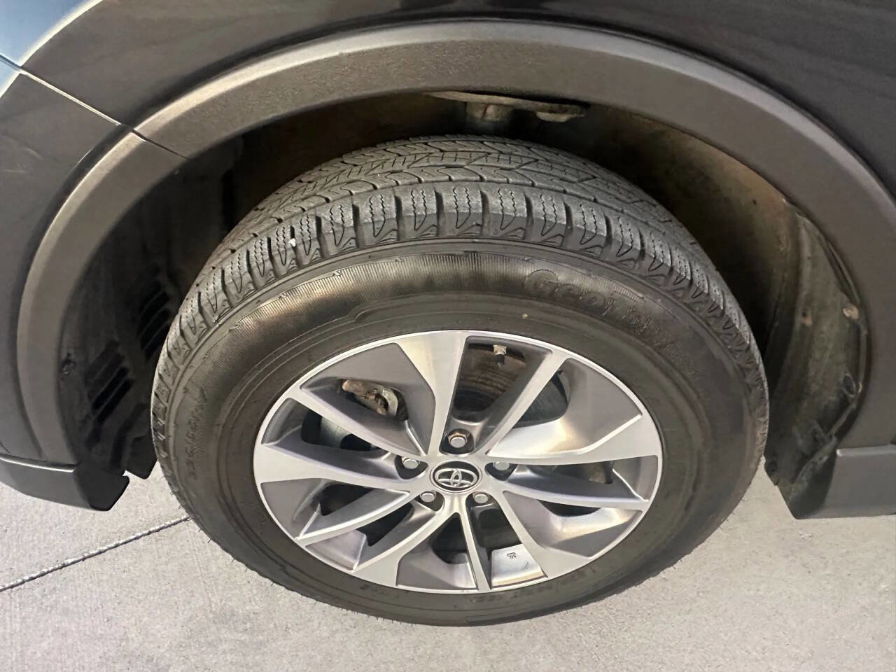 Used 2018 Toyota RAV4 LE image 20