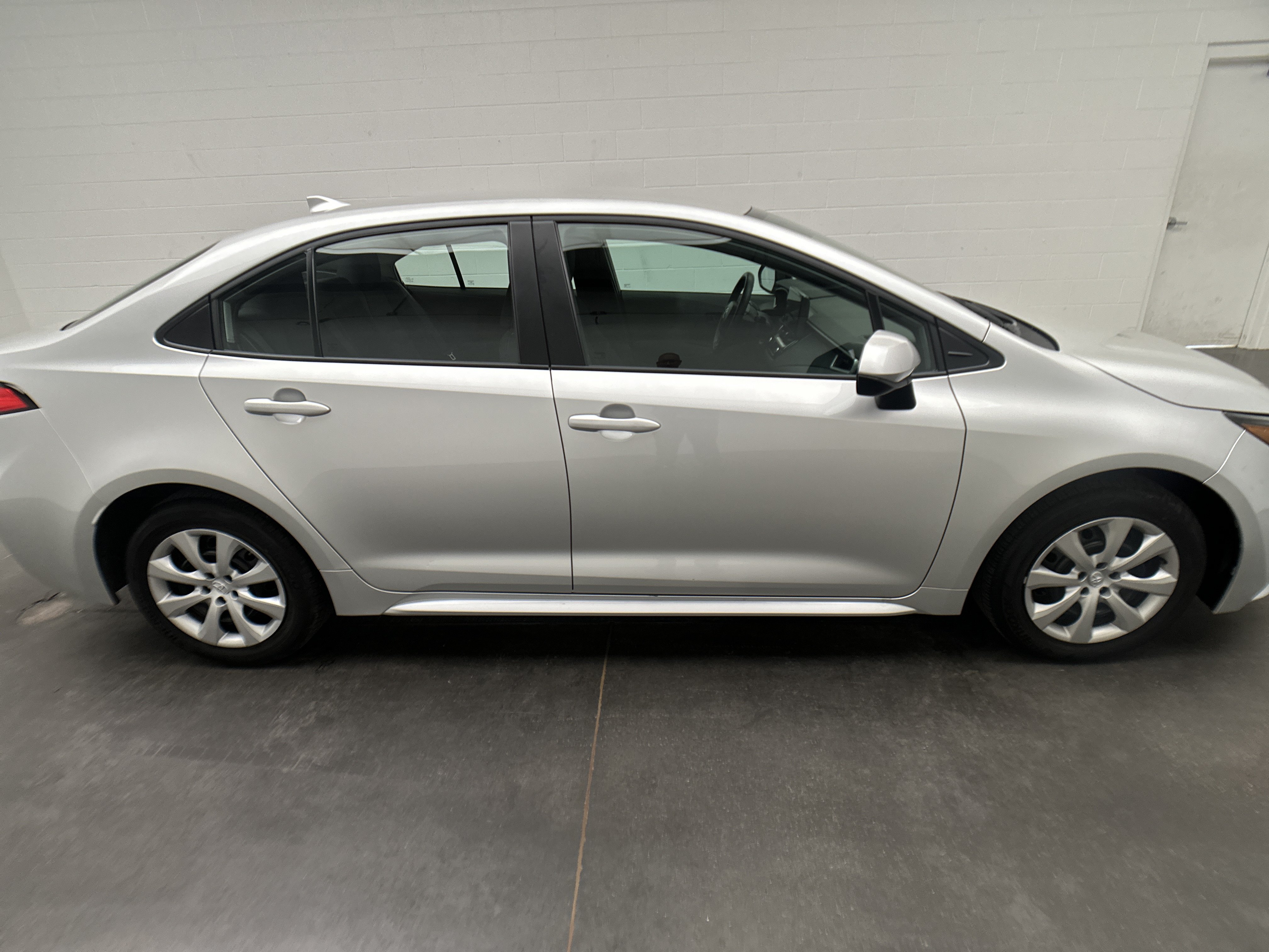 Used 2025 Toyota Corolla LE FWD image 9