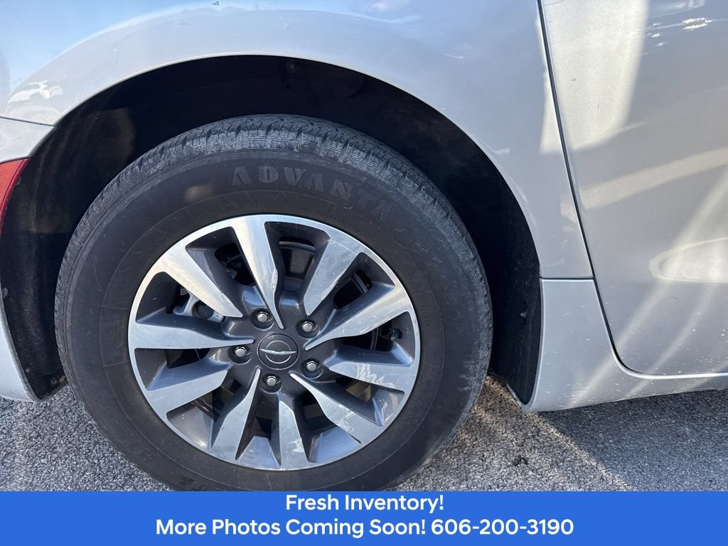 Used 2022 Chrysler Pacifica Touring-L FWD image 5