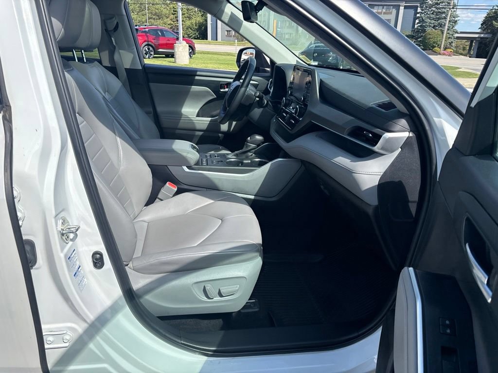 Used 2022 Toyota Highlander XLE AWD/4WD image 35