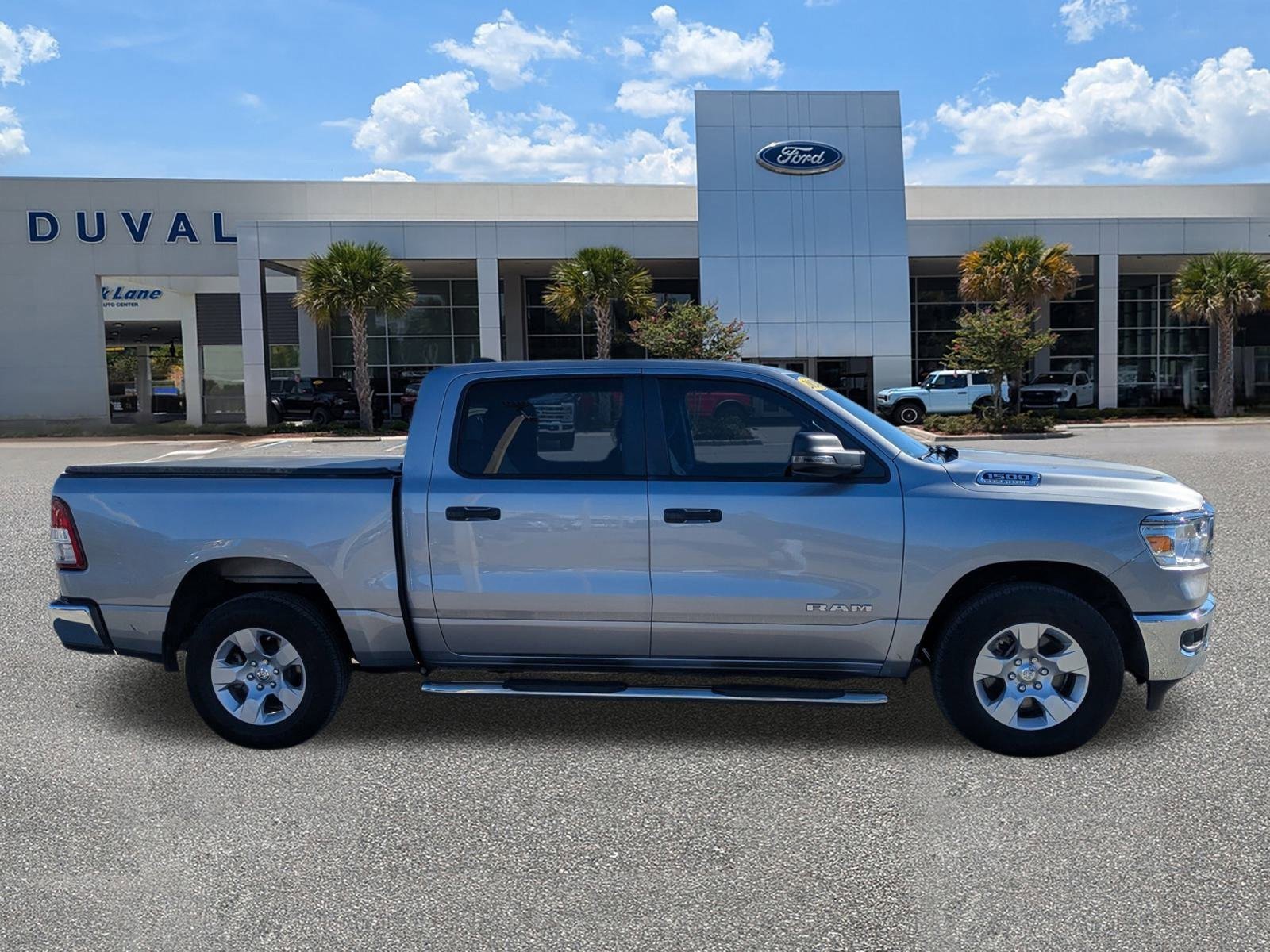 Used 2019 Chevrolet Equinox LT w/ Driver Convenience Package image 3