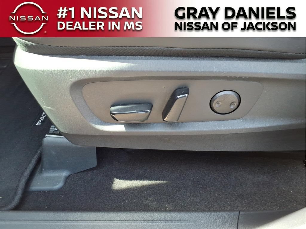 Certified 2025 Nissan Pathfinder Platinum FWD image 14
