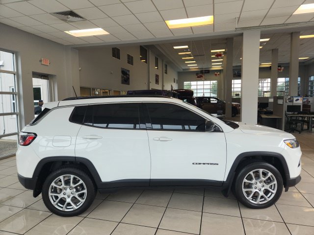 Used 2023 Jeep Compass Latitude w/ Sun and Sound Group AWD/4WD image 11