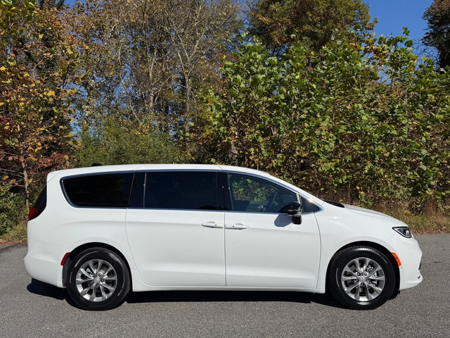 New 2026 Chrysler Pacifica Limited image 6