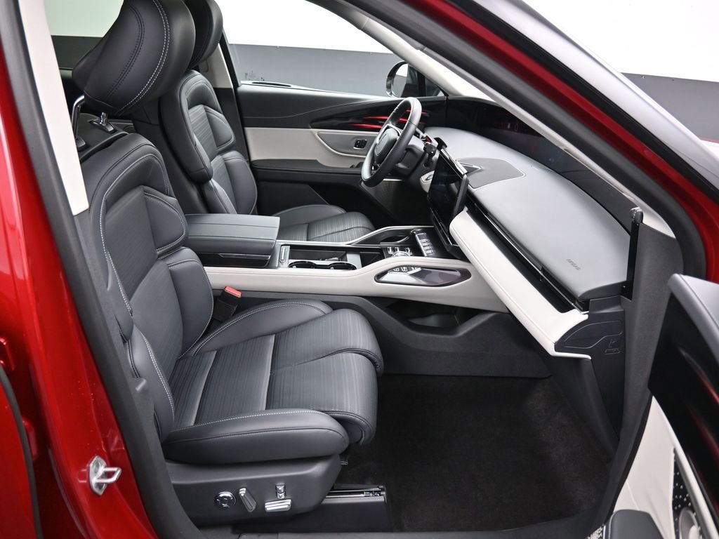 Used 2025 Lincoln Nautilus Reserve image 28