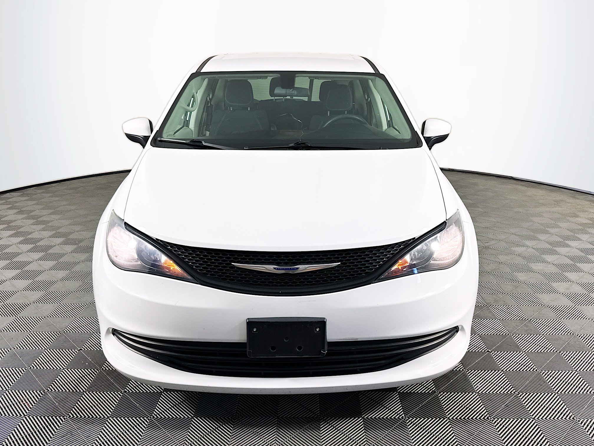 Used 2020 Chrysler Voyager L image 2