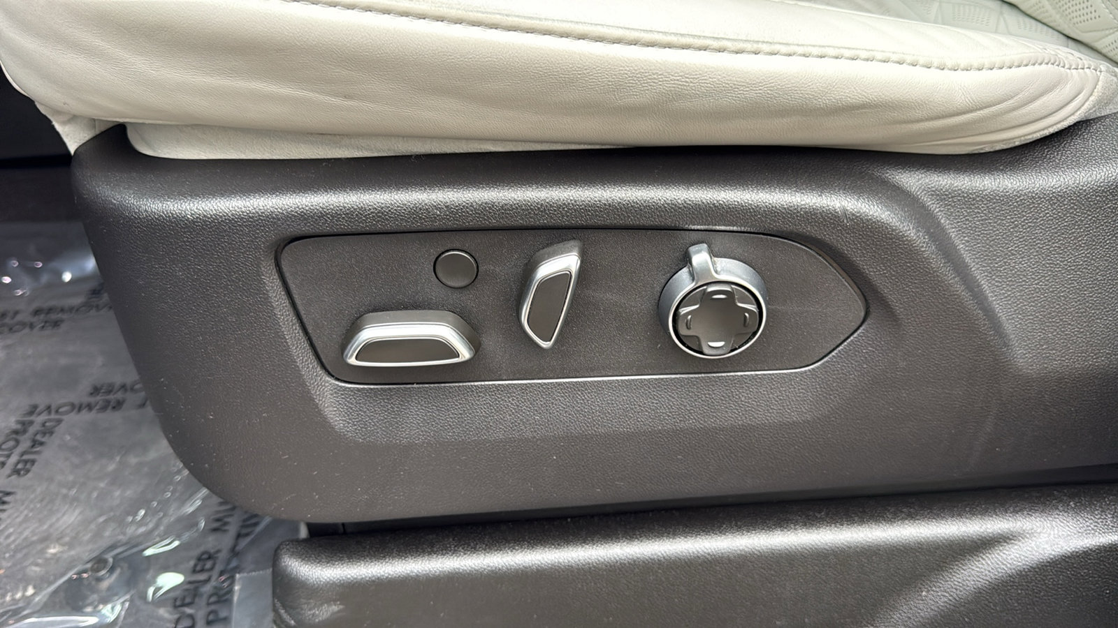 Used 2025 Cadillac Escalade Premium Luxury Platinum image 12